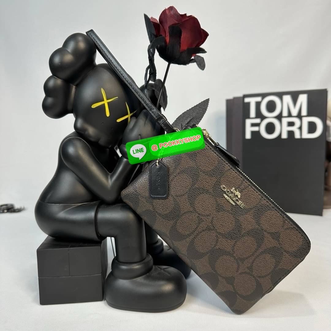 กระเป๋าคล้องมือ COACH 87591 DOUBLE CORNER ZIP WRISTLET IN SIGNATURE CANVAS (COACH 87591 ） กระเป๋าคล้องมือ2เซิปใหญ่ ลายCหนังและ ด้านในเป็นผ้า แบ่งเป็นช่องเล็กๆใส่เหรียญใส่แบงค์ใส่บัตร แล้วแต่จะใส่มีหลายช่อง ใส่โทรศัพท์ได้ทุกรุ่นพร้อมสายคล้องมือ