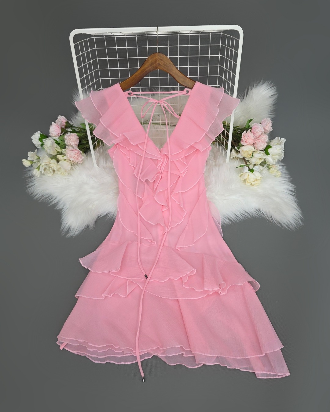 เดรสแฟชั่น เดรสกระโปรงสั้นเสื้อคอวีแขนกุด แต่งระบายคลุมต้นแขนเล็กน้อย มีเชือกผูกหลัง