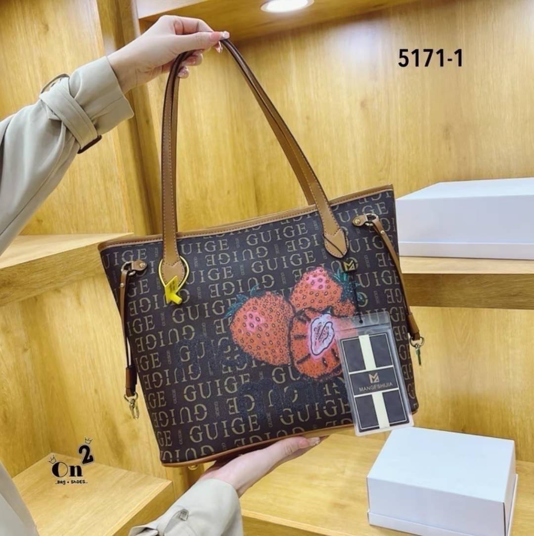 NEW-IN 🤎 Tote bag ทรงนี้จุได้เยอะมากๆค่า ใส่ I Pedได้นะคะ มาใหม่ ลายโมโนแกรมสวยหรู ดูแพงค่ะ👏🏻✨แนะนำสุดๆค้า จุได้เยอะ
