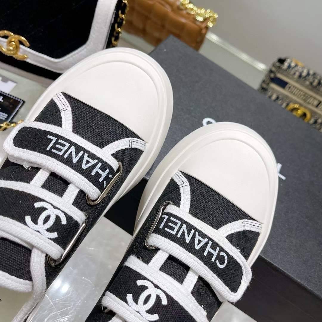 รุ่นใหม่ล่าสุดชนช็อปเลยจ้า รุ่นนี้ลุคคุณหนู hiso เลยจ้า รองเท้าผ้าใบสีดำ แบรนด์ CHANEL แต่งสายคาดโลโก้แบรนด์ ใส่สวยหรูสุดๆค่ะ ลุคสป็อตเท่ๆค่ะ งานมีโลโก้แบรนด์ทุกจุด ตามแบบต้นฉบับคะ งานลุคคุณหนูใส่สบาย แมทชุดง่ายเลยจ้า