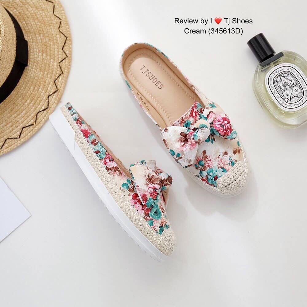 พร้อมส่งรองเท้าเพื่อสุขภาพ ที่ทั่งเกร๋ทั้งน่ารักสุดๆ รองเท้ารุ่นนี้เป็นงานสั่งทำพิเศษ หนังนิ้มนิ่ม ผ้าลายเก๋ๆ ประดับโบว์น่ารักๆ น้ำหนักเบา พื้นบุนวมนิ่ม ใส่นุ่มเดินทั้งวันได้สบายมากๆ แมทกับชุดอะไรก็เกร๋ก็น่ารักสุดๆ เป็นรุ่นแนะนำ ซื้อไปรับรองไม่ผิดหวัง ของ