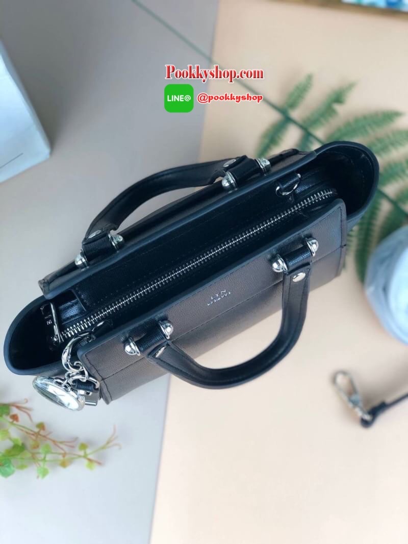 Lyn Handbag กระเป๋าถือ/สะพายวางอยู่ทรง ด้านหน้ามีปั๊มโลโก้แบรนด์ มาพร้อมพวงกุญแจหนังเข้าสีกระเป๋า มีหมุดรองฐานทั้ง 4 มุม หูหิ้วสามารถพับลงได้ เปิดปิดแบบซิป ด้านในมีช่องซิปเล็ก 1 ช่อง สามารถใส่ iPhone plus กระเป๋าเงินใบกลางได้สบายๆค่ะ มีสายสะพายยาวหนังปรับ