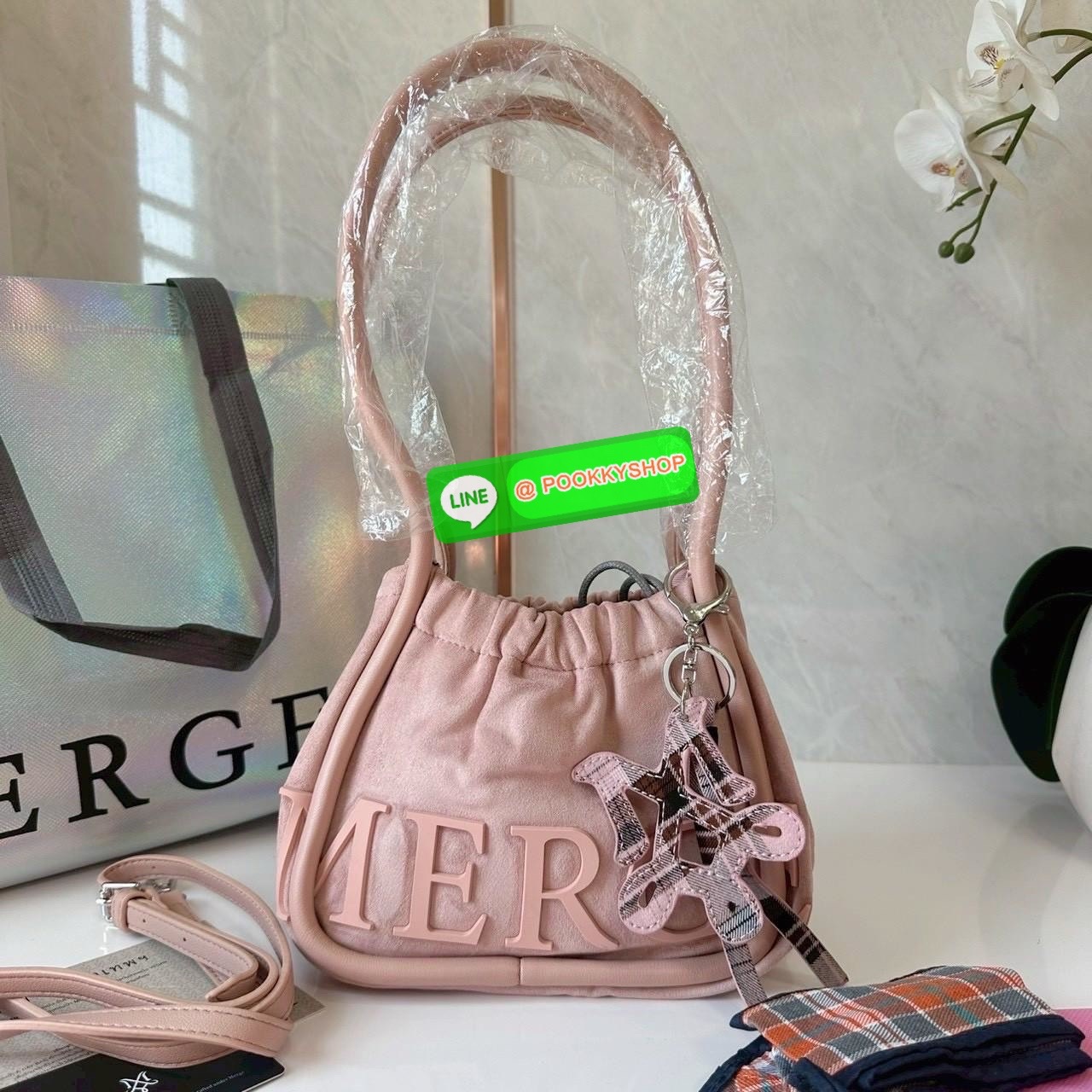 A Day Bag Mini’ in suede กระเป๋าหนังกลับเนื้อเนียน สายเกาหวานปนเท่ MERGE คอลเลกชันพิเศษ ดีไซน์เก๋พร้อมพวงกุญแจลายพิเศษ เข้าเซ็ตสุดคุ้ม!ใบเล็กสามารถ พกพาง่าย น้ำหนักเบา กระเป๋าหูรูดด้านใน ผลิตจากผ้าลายสก็อต ตัวกระเป๋ามี Snap ด้านข้าง ที่สามารถพับปีกกระเป๋า
