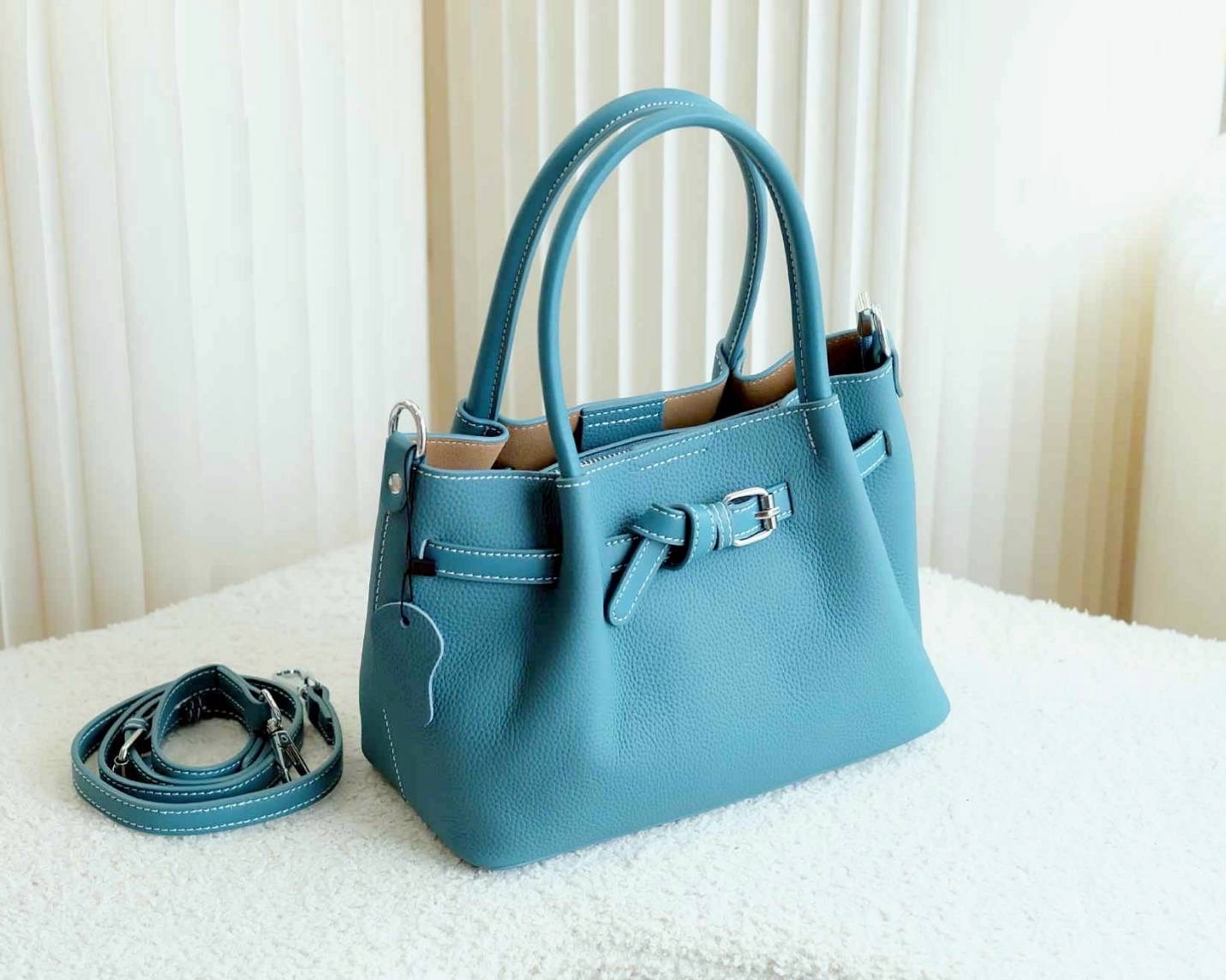 กระเป๋าหนังแท้ทรงtote งานหนังแท้💯 Genuine leather หนังลาย togo รักษาง่าย ใช้งานได้ยาวนาน ขนาดกำลังดี น้ำหนักเบา มีสายสะพายยาว หนังแท้มีความคงทนและสามารถใช้งานได้ยาวนาน เมื่อได้รับการดูแลที่ดี หนังจะมีความนุ่มและยืดหยุ่น แต่ยังคงแข็งแรง นอกจากนี้ ห