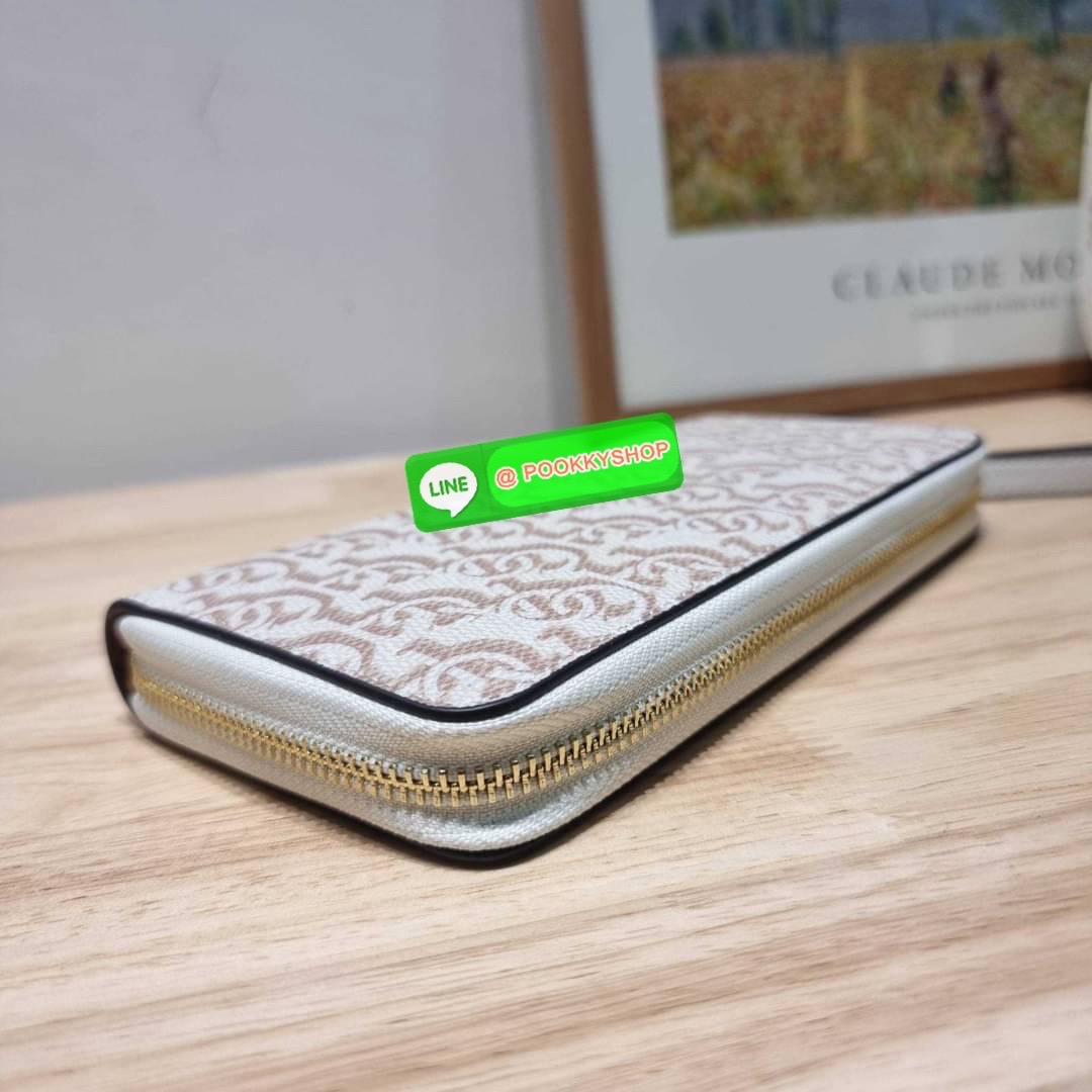COACH CF521 LONG ZIP AROUND WALLET WITH SIGNATURE MONOGRAM 🔆 Details กระเป๋าสตางค์ใบยาว คอลเลคชั่นใหม่ กับดีไซน์ใหม่ ฉีกกฏทุกการดีไซน์ ด้วยลวดลายโมโนแกรมรอบใบโดดเด่น สะดวกใช้งานด้วยสายคล้องมือที่สามารถถอดออกได้ พกพกง่ายที่สุด รูดใช้งานด้วยซิปรอบใบ