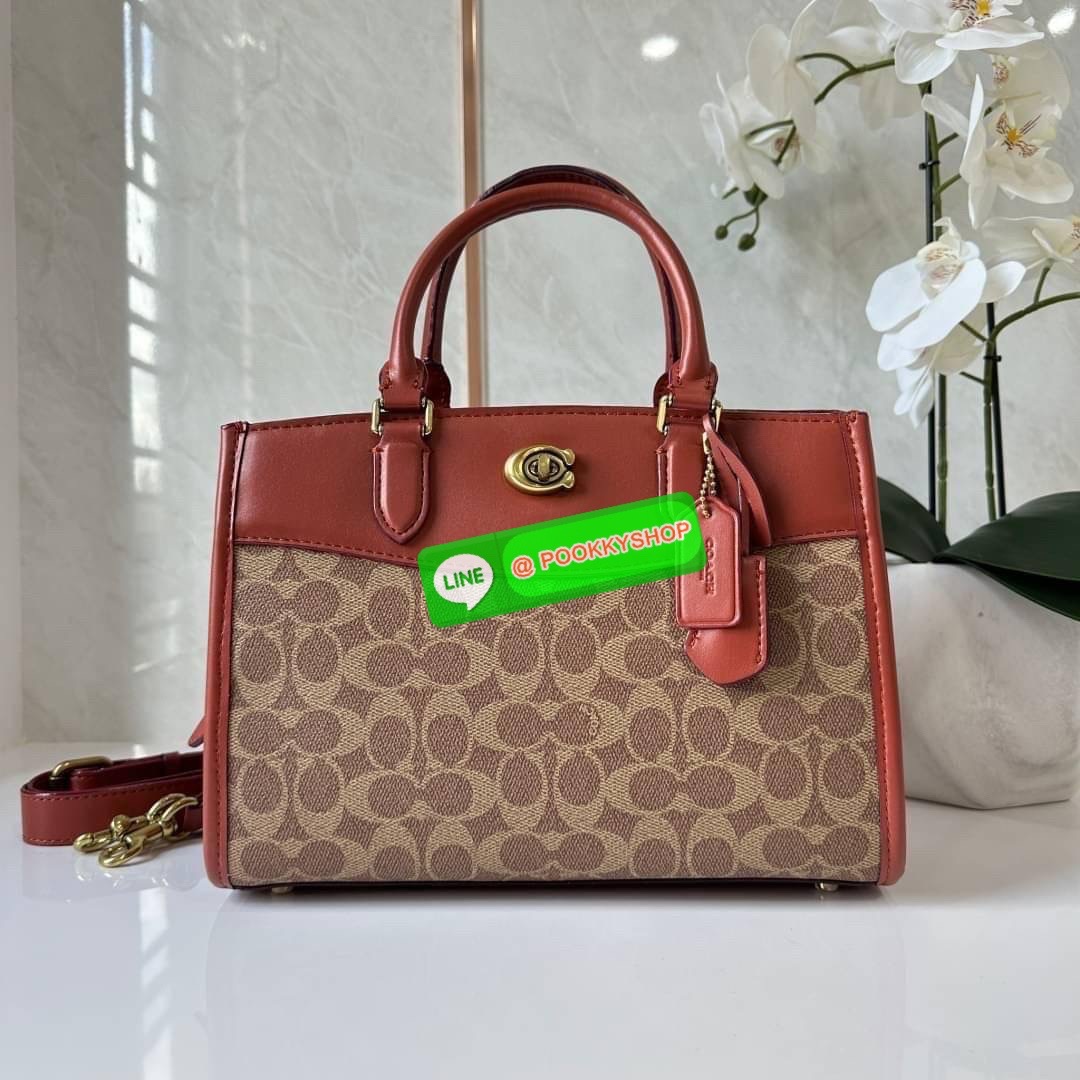 COACH BROOKE CARRYALL 28 (CE733) กระเป๋าถือหรือสะพายข้าง สุดหรู ลุคคุณนาย ให้วัสดุแคนวาสตัดหนังแท้ ภายในกว้าง แบ่งช่องเป็นสัดส่วน มีช่องซิปตรงกลาง สายสะพายถอดออกได้ จะถือหรือสะพายแมทซ์ได้หลายลุคเลยค่ะ