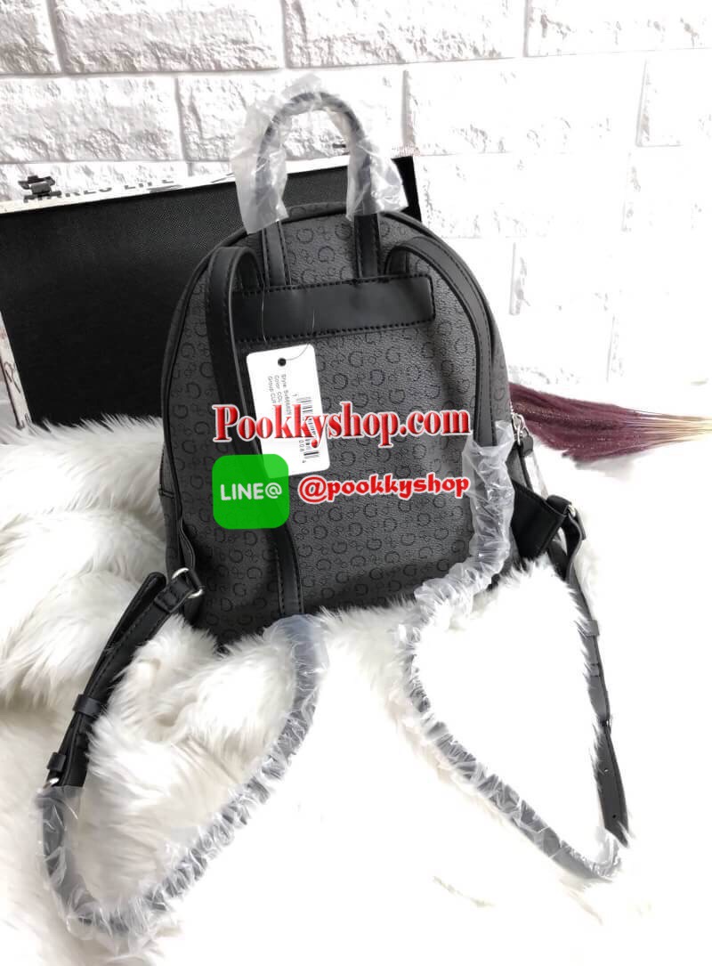 New arrival GUESS WOMEN’S CURRAN BACKPACK ONE SIZE HANDBAG พร้อมส่งค่ะ!!!! กระเป๋าสะพายหลังแบบมีหูหิ้ว Lining+Polyester 100% หนังนิ่ม น้ำหนักเบา รู้สึกได้ตอนสัมผัสนะค่ะ ออกแบบลาย Gทั้งใบ ด้านหน้าติดโลโก้แบรนด์ ปักลายดอกแบบกนกได้สวยงามมากๆค่ะ มีชีองซิปหน้า