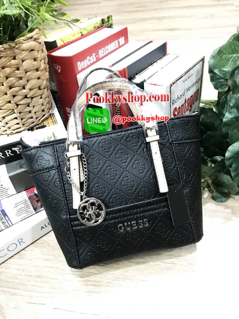 NEW ARRIVAL! GUESS DELANEY CROSS BODY BAG กระเป๋าถือหรือสะพายรุ่นที่ฮิตและขายดีที่สุดจาก GUESS FACTORY คอลเลคชั่นใหม่วัสดุหนังเรียบปั้มลาย GUESS Signature รอบใบสวยหรูอยู่ทรง ขนาดกำลังดี น้ำหนักเบา ด้านหน้าประดับโลโก้พร้อมพวงกุญแจโลโก้แบรนด์ห้อยที่หูหิ้วถอ