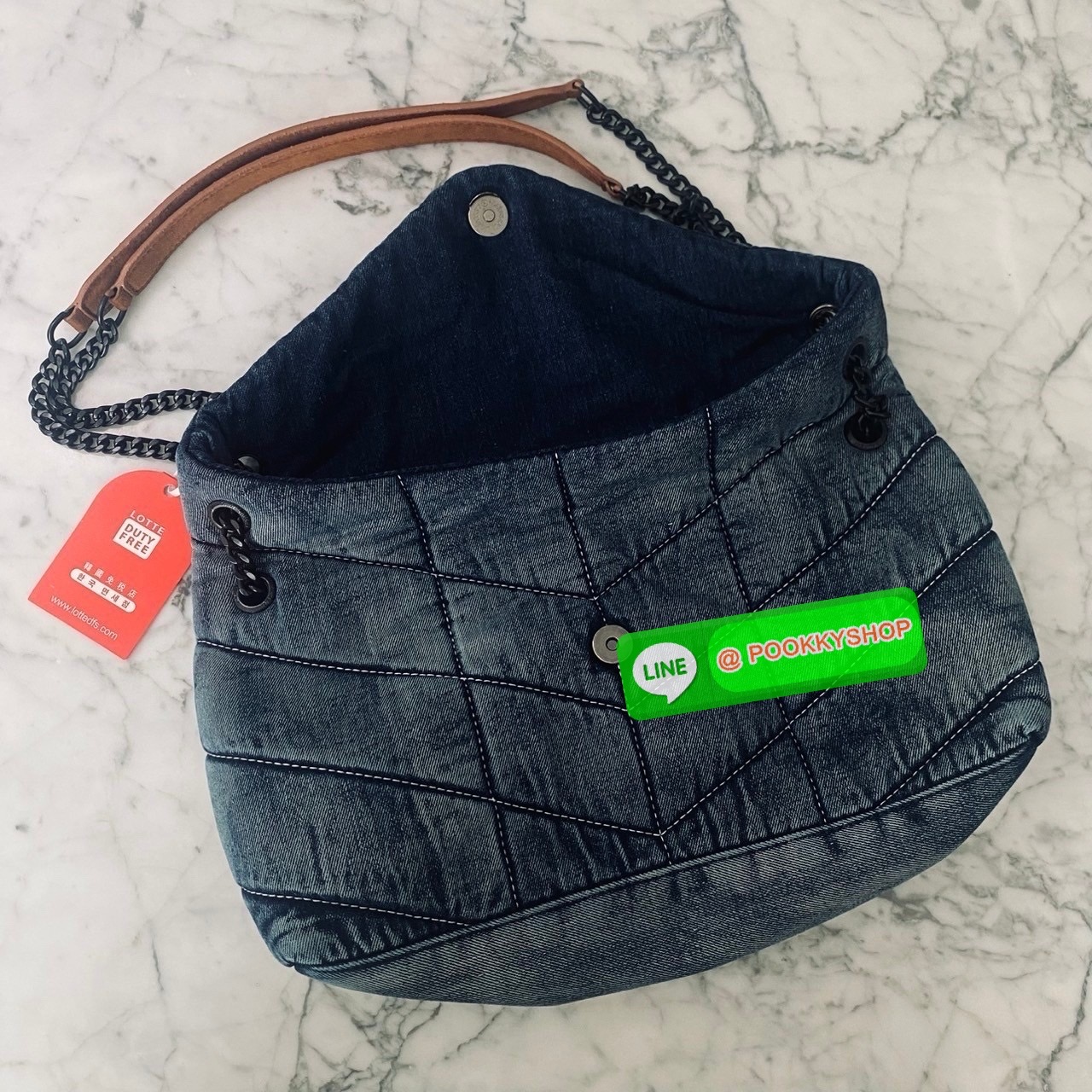 YSL Puffer denim shoulder bag กระเป๋าสะพายเดนิมฟอก สวยเท่ห์คลาสสิกลายเชฟล่อนเป็นเอกลักษณ์ รุ่นเดนิมยอดนิยม ทรงสวย ใช้ได้บ่อยไม่มีเบื่อ ดีไซน์เรียบหรู ออกแบบมาให้ใช้งานได้สะดวกด้วยกระดุมแม่เหล็ก พับทรงเข้ารูป ภายในโล่งกว้าง มีช่องซิป สามารถจุของสำคัญได้อย่