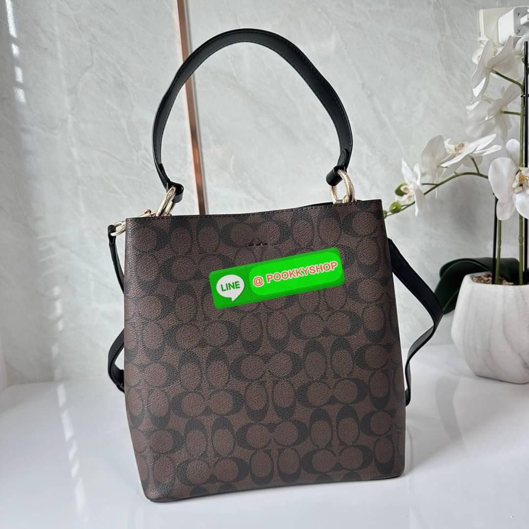 COACH TOWN BUCKET BAG IN SIGNATURE CANVAS (COACH 91512) 🔖 กระเป๋าสะพาย/ถือบัคเกต รุ่นคลาสสิคตลอดกาลไม่เอ้าท์ 🔖วัสดุ: แคนวาส ตัดหนังแท้ 🔖เปิด-ปิด กระเป๋าด้วยกระดุมแม่เหล็ก ภายในช่องโล่ง มีช่องซิปแบ่งตรงกลาง แยกเก็บของได้อย่างเป็นสัด