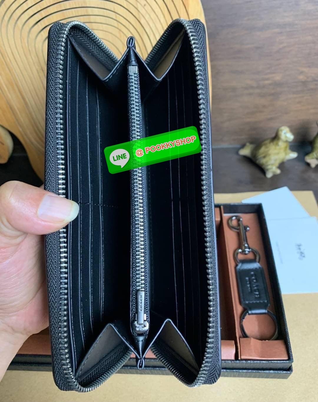 COACH ACCORDION ZIP WALLET IN SIGNATURE CANVAS กระเป๋าสตางค์ใบยาว ซิปรอบ ใช้งานง่าย ด้วยฟังค์ชั้น ด้านใน ใส่บัตรได้จุใจ มีช่องซิปใส่เหรียญตรงกลาง โดนใจหลายๆคนไปเรียบร้อยและคลาสสิค เรียบหรูดูแพงตลอดกาล ยกให้รุ่นนี้เลย