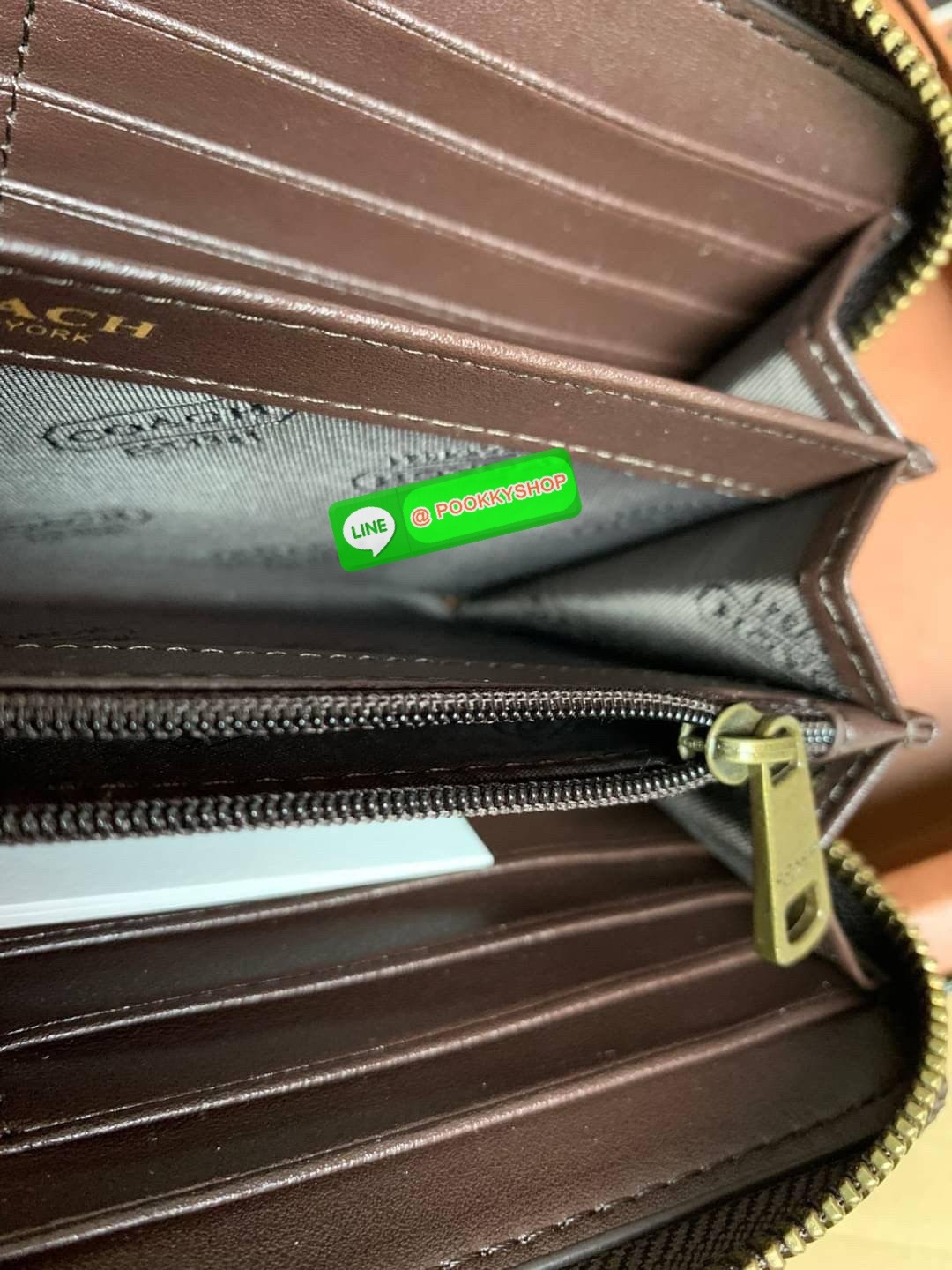 COACH ACCORDION ZIP WALLET IN SIGNATURE CANVAS กระเป๋าสตางค์ใบยาว ซิปรอบ ใช้งานง่าย ด้วยฟังค์ชั้น ด้านใน ใส่บัตรได้จุใจ มีช่องซิปใส่เหรียญตรงกลาง โดนใจหลายๆคนไปเรียบร้อยและคลาสสิค เรียบหรูดูแพงตลอดกาล ยกให้รุ่นนี้เลย