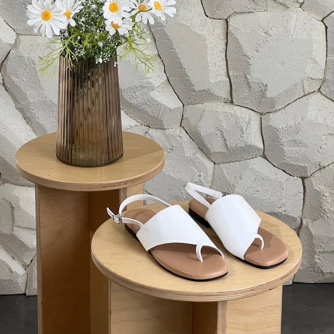 Korea style แบบใหม่รับซัมเมอร์จ้า แตะรัดส้น ทรงคาดหน้าไขว้ น่ารักมากคะ งานสวยมากจริงๆ พื้นนิ่มเบาสบาย ใส่ได้ทุกวันค่ะ