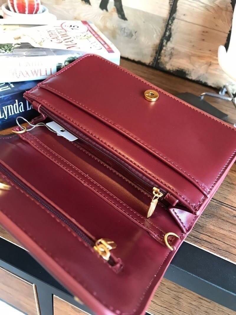 Charles&Keith Chain Rimmed Clutch กระเป๋าสะพายรุ่นใหม่!!ทรงcrossbodyหรือถอดสายถือเป็นทรงคลัชท์ได้ มีดีเทลโซ่ร้อยหนังรอบใบ เปิดปิดด้วยกระดุมแม่เหล็กใช้งานง่าย ภายในมีช่องซิป ช่องเสียบบัตรและช่องใหญ่ใส่ตระกูลพลัสได้ แยกเป็นสัดส่วน มาพร้อมสายสะพายแบบโซ่ต่อหน