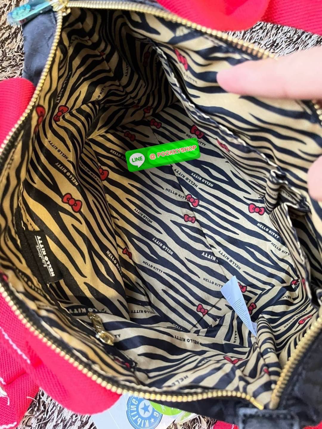 Kipling Kala Mini Hello Kitty Handbag กระเป๋าถือและสะพายใบนี้ มาพร้อมลวดลาย Tiger Kitty สุดน่ารัก พื้นกระเป๋าที่ดำ สามารถเข้ากับเครื่องแต่งกายได้ทุกสีและทุกแนว มีสายสะพายด้านข้างที่ปรับระดับความยาวตามความสูงได้ตามต้องการ และเนื้อผ้าของกระเป๋ายังมีความแข็ง