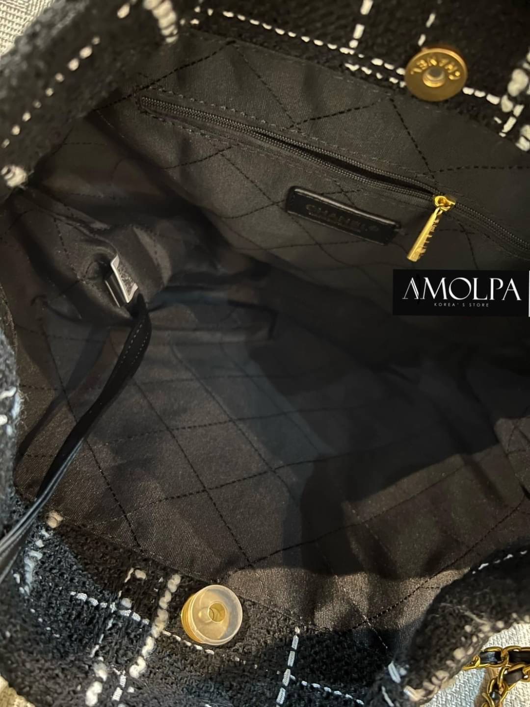 มาต่อที่ ACCESSORIES กระเป๋า CHANEL 22 HANDBAG สวยตาแตก ปังสุดๆ ในคอลเล็คชั่นล่สสุด Spring Summer 2022 กระเป๋าที่ตอบโจทย์การใช้งานของสาวๆ เรียกว่า every day bag ก็ได้น้าา รูปทรงสี่เหลี่ยม ดีไซน์เรียบง่าย แต่ยังคงความหรูหราด้วยวัสดุผ้าทวิต ปักตัวอักษร CHAN