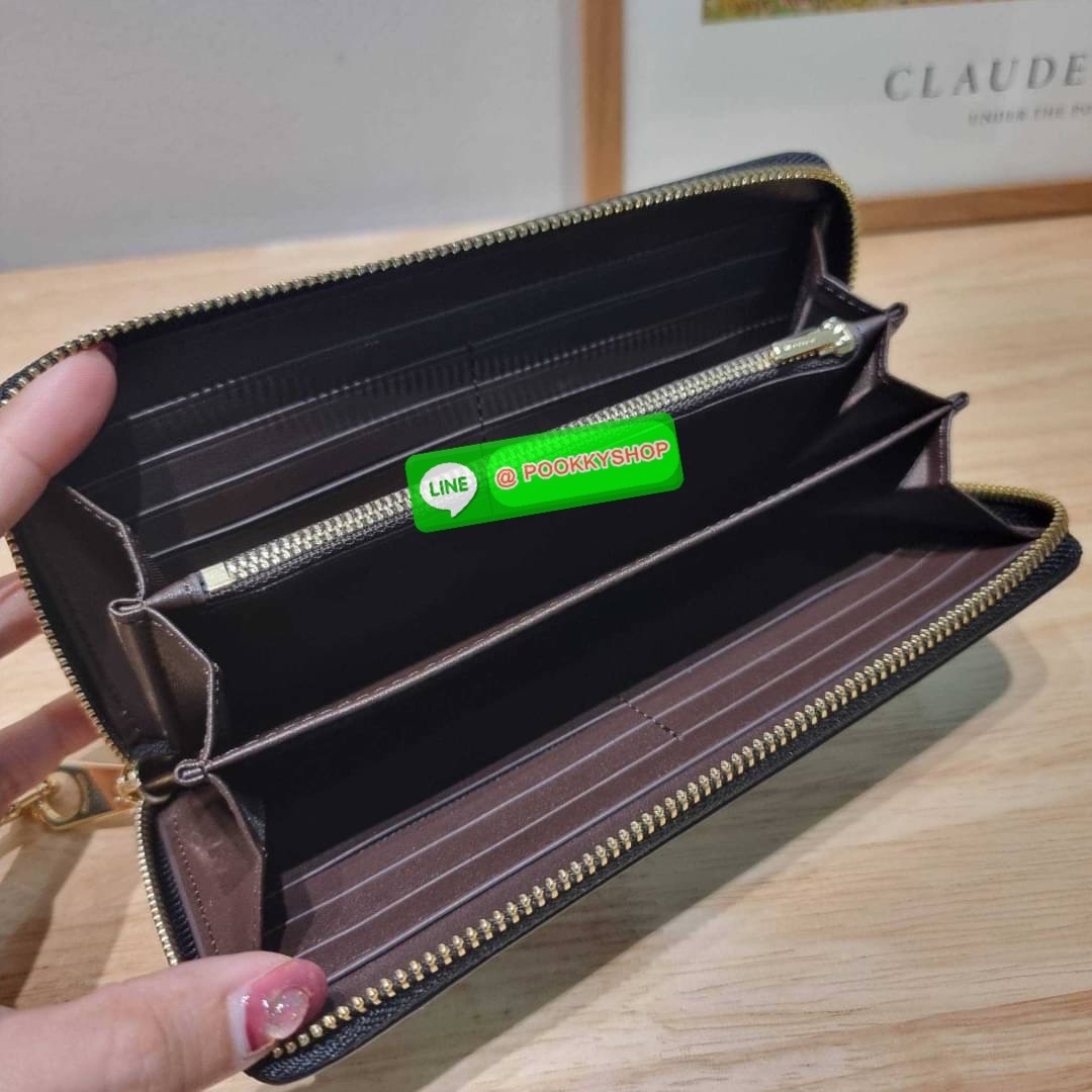 COACH CF521 LONG ZIP AROUND WALLET WITH SIGNATURE MONOGRAM 🔆 Details กระเป๋าสตางค์ใบยาว คอลเลคชั่นใหม่ กับดีไซน์ใหม่ ฉีกกฏทุกการดีไซน์ ด้วยลวดลายโมโนแกรมรอบใบโดดเด่น สะดวกใช้งานด้วยสายคล้องมือที่สามารถถอดออกได้ พกพกง่ายที่สุด รูดใช้งานด้วยซิปรอบใบ