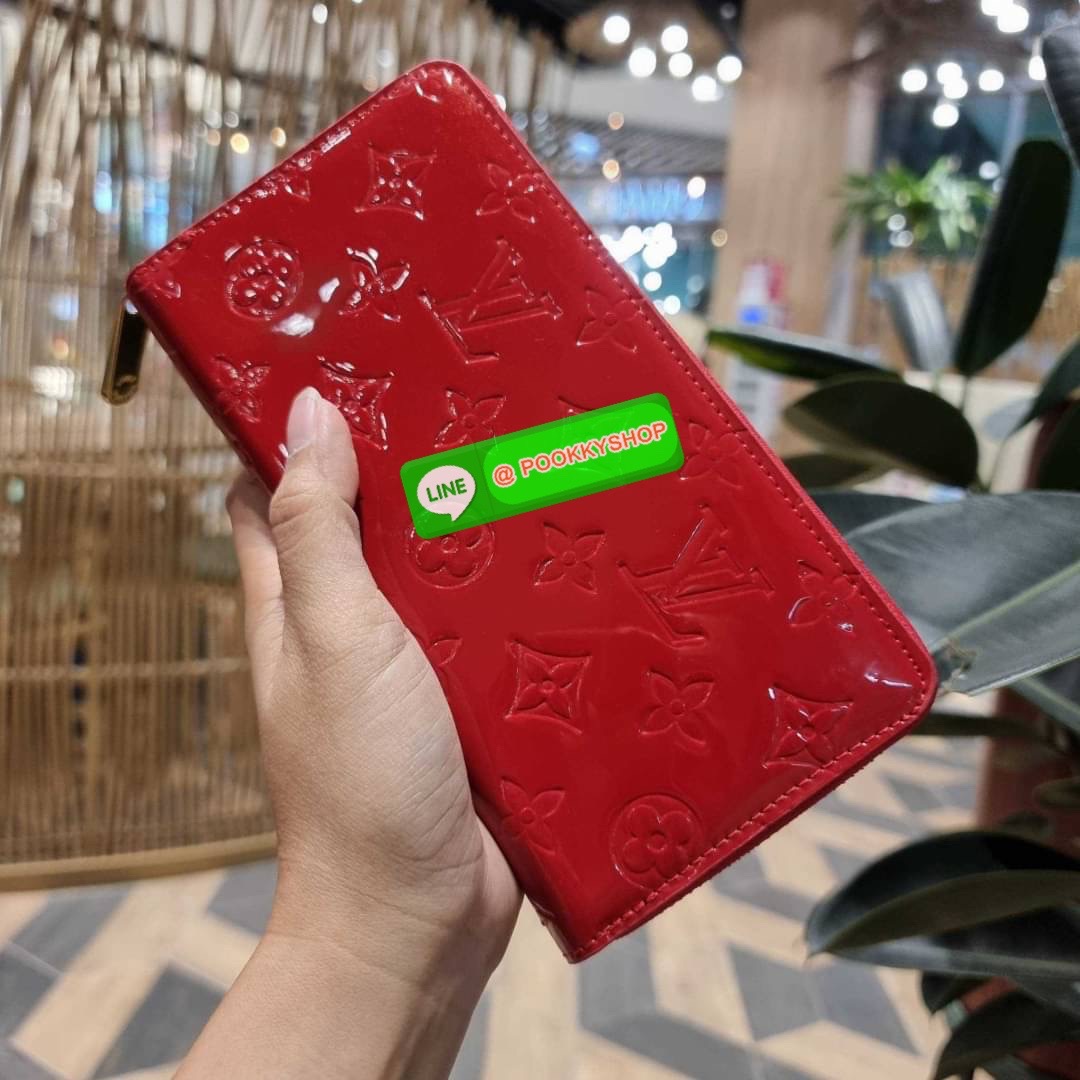 NEW IN!! LV long zip wallet with gwp กระเป๋าสตางค์พรีเมี่ยมกิ๊ฟ ดีไซน์ล่าสุด หนังแก้ววิบวับ หรูหรามาก ใบยาวขนาดกำลังเหมาะมือ ถือแล้วขับผิว ถือออกงานก็คือเลิศ วัสดุหนังแก้วเคลือบผิวกลิตเตอร์ เล่นกับแสงสวยมาก เปิด-ปิดด้วยซิปรอบ ภายในมีช่องใส่บัตรเยอะมาก มีช