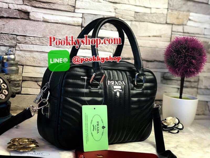 Prada Small Leather Shoulder Bag 💯 กระเป๋าสะพายขนาดกำลังดี สวยหรูอยู่ทรงด้านหน้าประดับโลโก้อะไหล่ มาพร้อมสายสะพายหนัง ภายในมีป้ายหนังโลโก้ ช่องซิปและช่องเล็ก ซับในสกรีนลายตามแบบฉบับของแบรนด์ ใส่มือถือ ipad mini ,iphone8+ กระเป๋าสตางค์ยาว ของจุกจิก