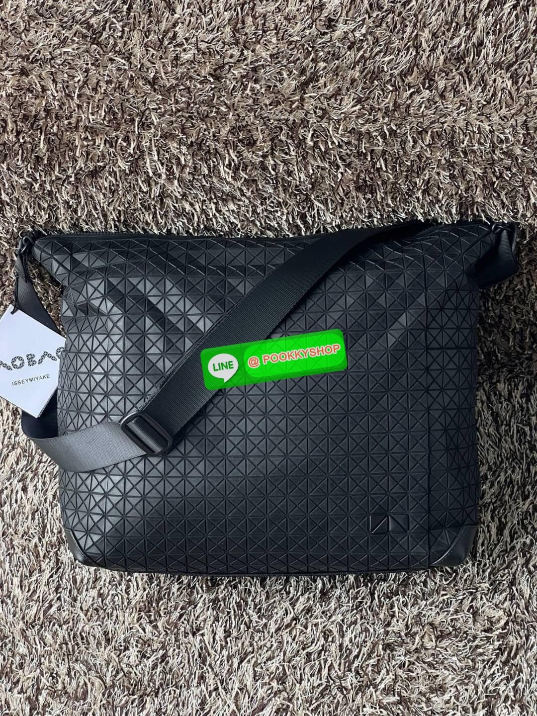 Baobao Issey Miyake Large Messenger Bag เป็นทรงกระเป๋าที่ได้รับความนิยมอย่างมาก เนื่องจากมีขนาดกำลังดี พกพาสะดวกและมีดีไซน์หลากหลาย สามารถใส่ได้ทั้งเอกสาร, สมาร์ตโฟน, โน้ตบุ๊ก หรือแม้แต่ของจุกจิกอื่น ๆ เหมาะสำหรับการใช้งานในชีวิตประจำวันเป็นอย่างมากค่ะ นั