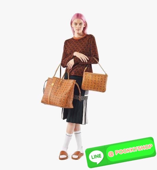 💕Mcm Liz Reversible Shopper in Visetos ขึ้นชื่อว่าเป็นกระเป๋าช็อปเปอร์ แน่นอนว่า จะต้องเหมาะสำหรับสาว ๆ ที่ชอบพกสัมภาระเยอะ ซึ่งรุ่นนี้ไม่ใช่แค่เพียงให้พื้นที่จุของกว้างขวางเท่านั้น แต่ยังออกแบบดีไซน์และรูปทรงให้มีความยืดหยุ่น มีหูรูดด้านข้างที่สา