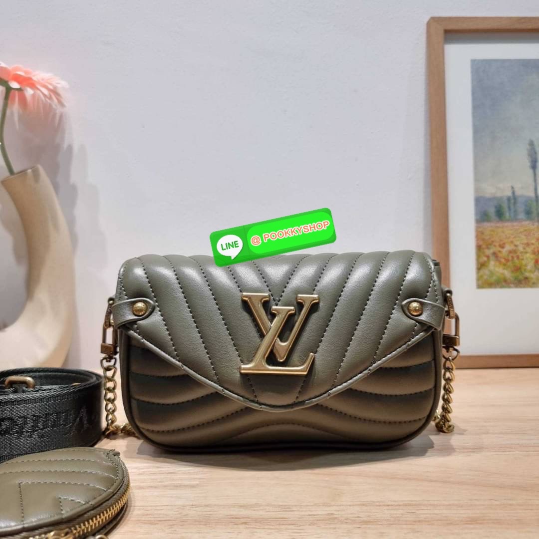 🔆 Model LV new wave pochette multi bag 🔆 Details กระเป๋าสะพายมัลติฟังก์ชั่น พรีเมี่ยมกิ๊ฟสุดหรู คุ้มจาก dutyfree มาพร้อม box set รับรองว่าดีงาม ลูกเล่นคลาสสิคผสานความวินเทจ มีสายสะพายให้ 2 เส้น และกระเป๋าใบลูก เล็กน่ารัก ภายในเป็นช่องโล่ง