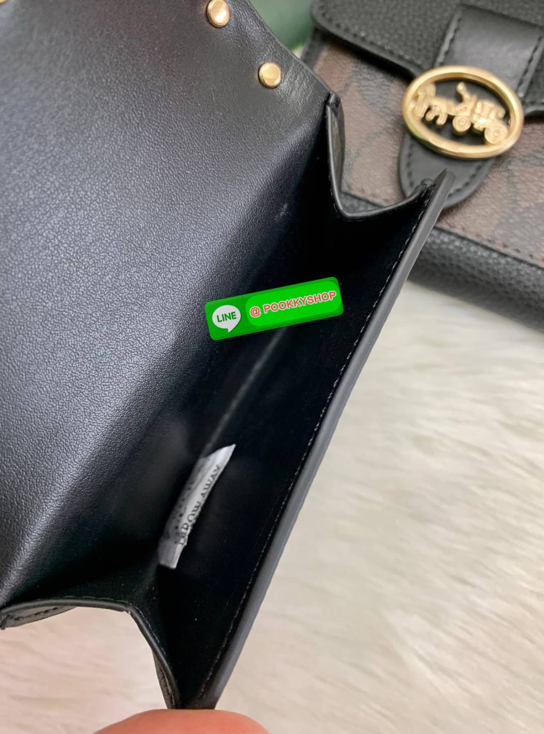 COACHGEORGIE SMALL WALLET IN SIGNATURE ((6791//7250) พร้อมส่ง!! กระเป๋าเงินใบสั้น หนังแท้ชั้นดีค่ะ! 🌈ด้านหน้าสวยหรูด้วยอะไหล่โลโก้แบรนด์ พร้อมเป็นช่องกระดุมสำหรับใส่เหรียญและช่องเสียบบัตรหนึ่งช่องนะคะ