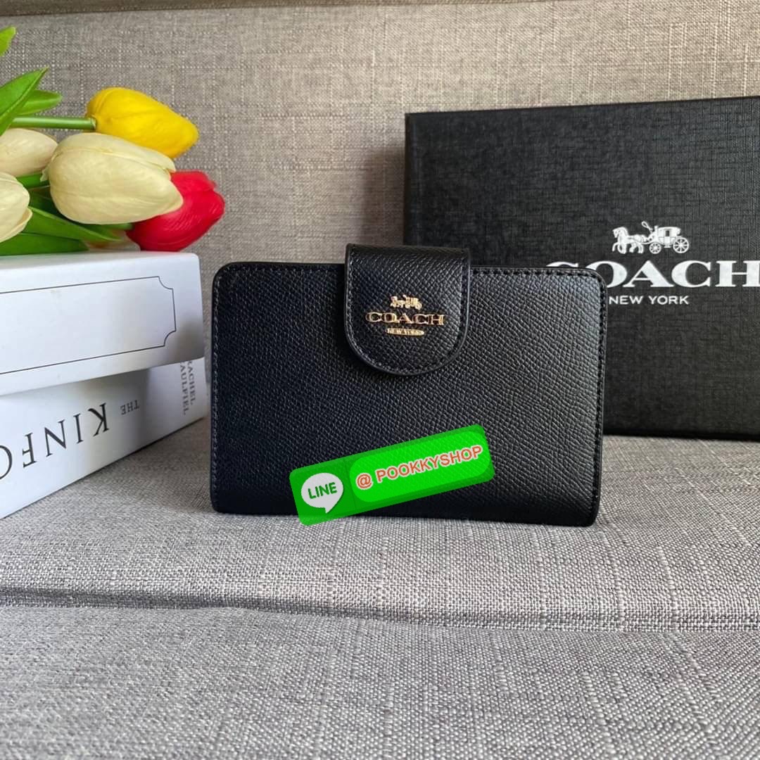 COACH 6390 MEDIUM CORNER ZIP WALLET กระเป๋าสตางค์ใบกลาง สีพื้นเรียบหรู วัสดุcrossgrain ภายในมีช่องใส่บัตรและธนบัตรได้ทุกชนิด มีช่องซิปใส่เหรียญ ขนาดกะทัดรัดพกพาง่าย คนชอบจัดระเบียบกระเป๋าสตางค์แนะนำเลยจ้า