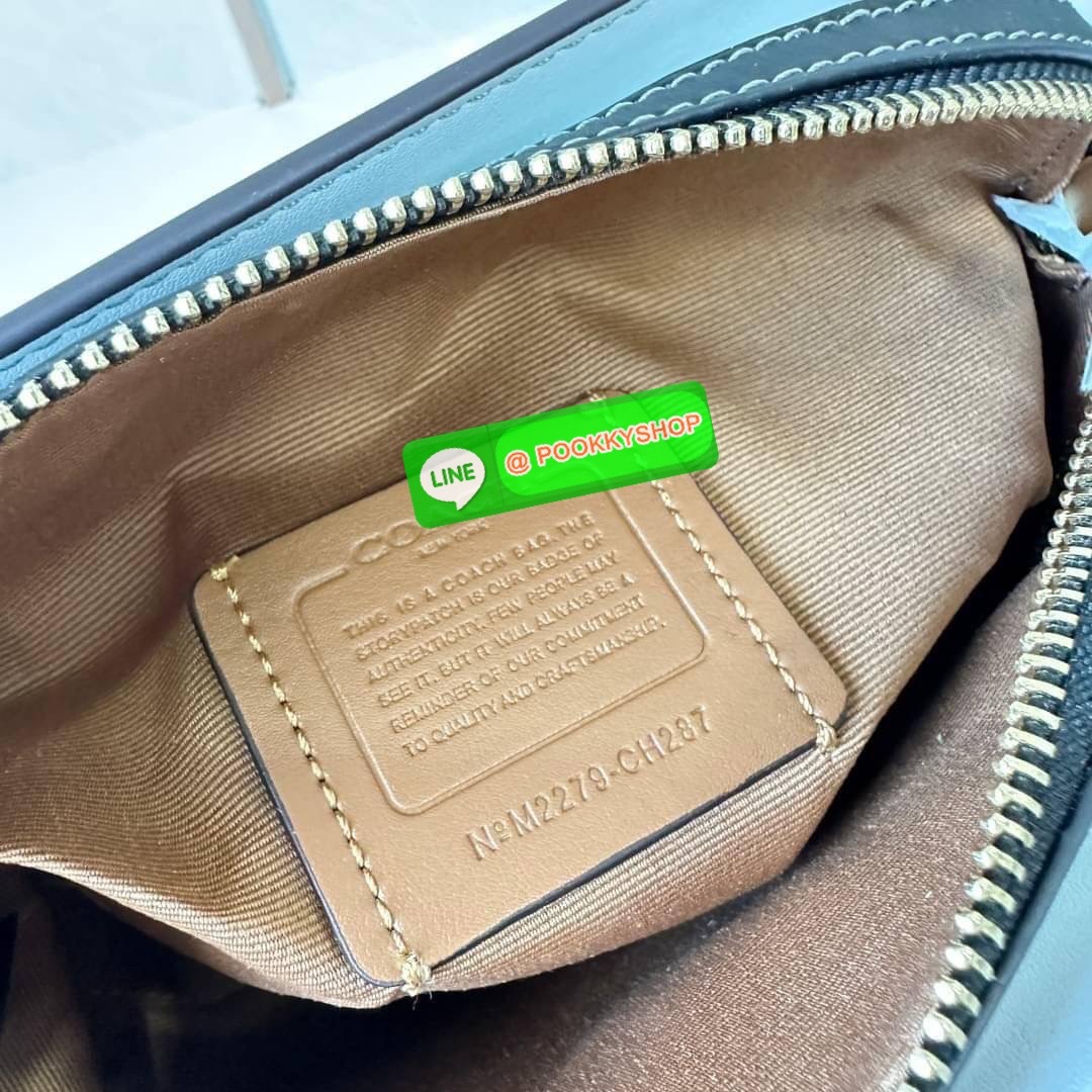 COACH MINI DARCIE CARRYALL IN BLOCKED SIGNATURE CANVAS (CH287) 👜คอลเลคชั่นใหม่สุดปัง ลุคคุณนายจะถือหรือสะพายข้างก็เริ่ดคะ รูปทรงถังไซส์เล็กวัสดุแคนวาสตัดหนังแท้ สายสะพายข้างถอดออกได้ มีหูหิ้วในตัว ภายในเป็นช่องโล่ง กว้างมีช่องแบ่งสัดส่วนใส่ของได้ค