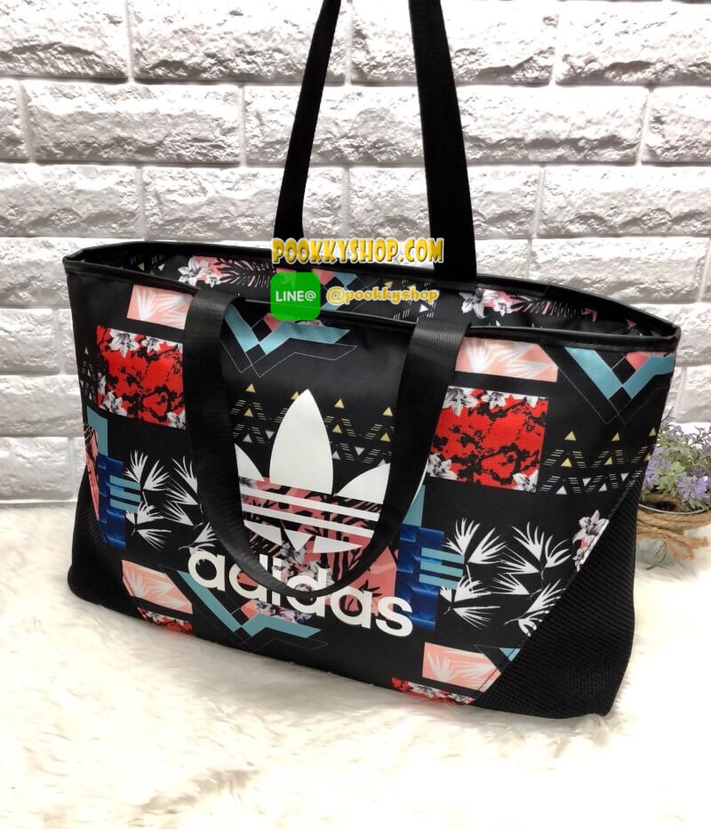 New !!! ADIDAS SOCCER SHOPPER BAG พร้อมส่งค่ะ กระเป๋าผ้าแคนวาส ทรงสปอร์ต ลายกระเป๋าสีสันสดใส น่าใช้มากๆค่ะ ด้านหน้ามีโลโก้แบรนด์ เปิดปิดกระเป๋าแบบซิป ภายในกว้าง ใส่ของจุ มีช่องซิปและช่องเล็กใส่ของจุกจิกค่ะ รุ่นนี้น้ำหนักเบา ใบจริงน่าใช้ จะพกพาวันสบายๆ หรื