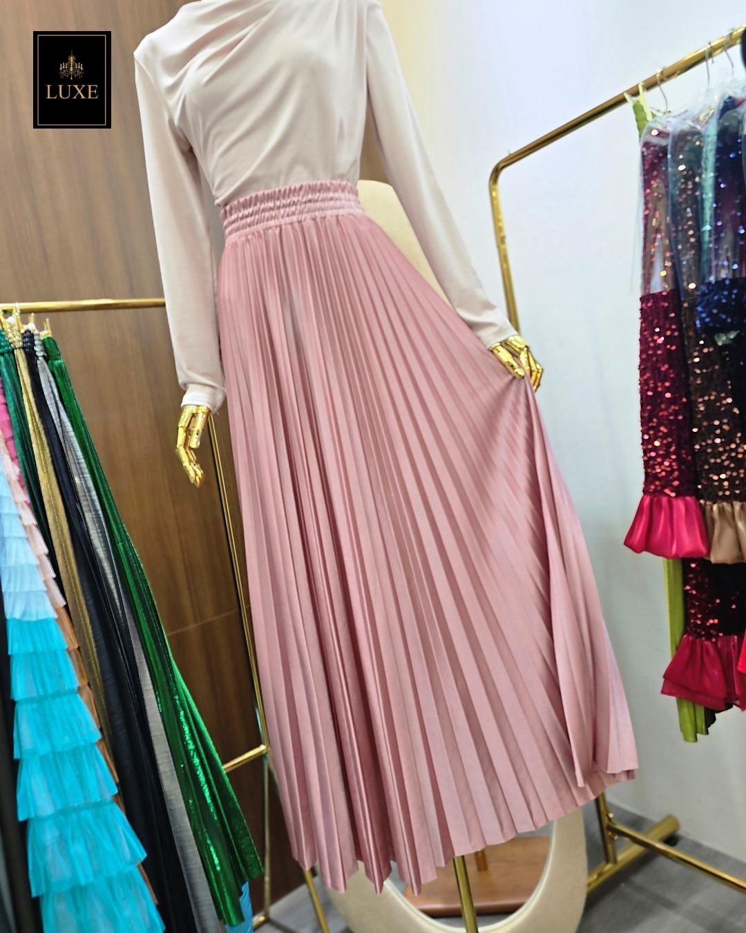 กระโปรงแฟชั่น กระโปรงยาวกรอมเท้า อัดพลีทจีบคม ตัดเย็บประณีต ทำจากผ้าเคปซาติน