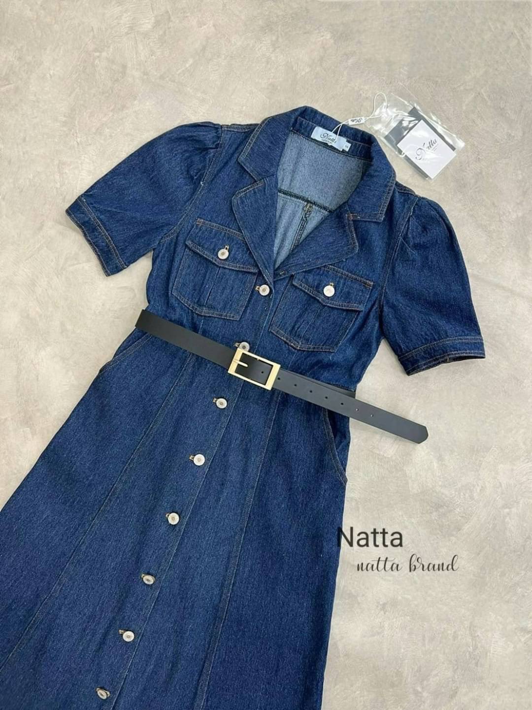 ชุดเดรสยีนส์ ติดกระดุมด้านหน้า มีกระเป๋าข้างใช้งานได้จริง มาพร้อมกับเข็ดขัด ใส่ได้ทุกโอกาส จะใส่ไปเที่ยว ใส่ทำงานเก๋ๆ ไม่ซ้ำใครแน่นอนจ้า ผ้ายีนส์สวย ใส่ได้ตลอดค่ะ