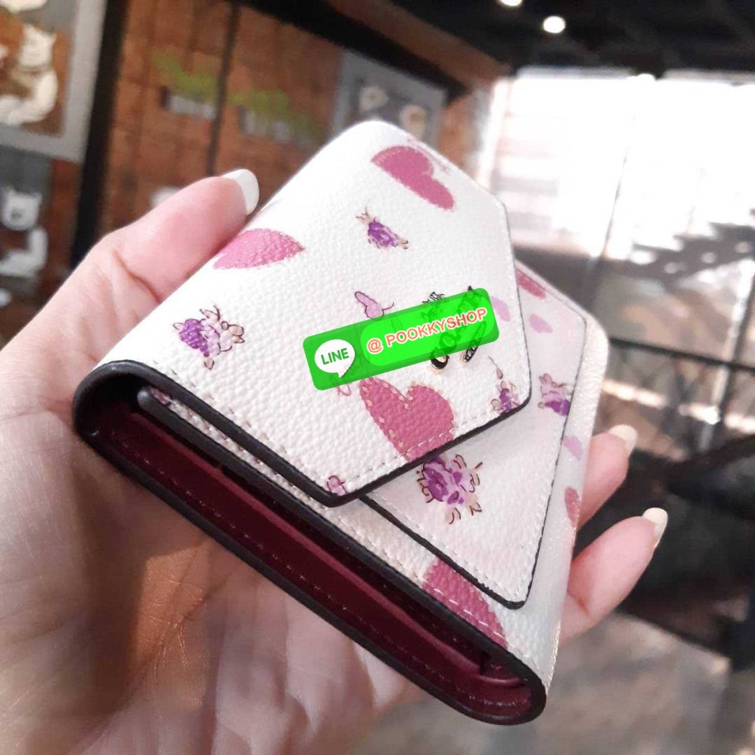 COACH 69683 SMALL WALLET WITH HEART FLOWER กระเป๋าสตางค์ใบสั้น พับสองตอน โทนสีละมุน แต่งเติมสีสันด้วยหัวใจและดอกไม้รอบใบ ดูสวยหรูอย่างลงตัว (รัก)(รัก)(ดอกไม้)(ดอกไม้) เปิด-ปิดด้วยกระดุม ภายในมีช่องใส่บัตร ใส่ธนบัตรได้ทุกขนาด ด้านหลังมีช่องซิปเล็กให้อีก รา