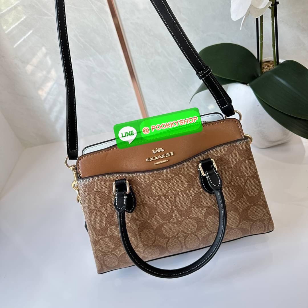 COACH MINI DARCIE CARRYALL IN BLOCKED SIGNATURE CANVAS (CH287) 👜คอลเลคชั่นใหม่สุดปัง ลุคคุณนายจะถือหรือสะพายข้างก็เริ่ดคะ รูปทรงถังไซส์เล็กวัสดุแคนวาสตัดหนังแท้ สายสะพายข้างถอดออกได้ มีหูหิ้วในตัว ภายในเป็นช่องโล่ง กว้างมีช่องแบ่งสัดส่วนใส่ของได้ค