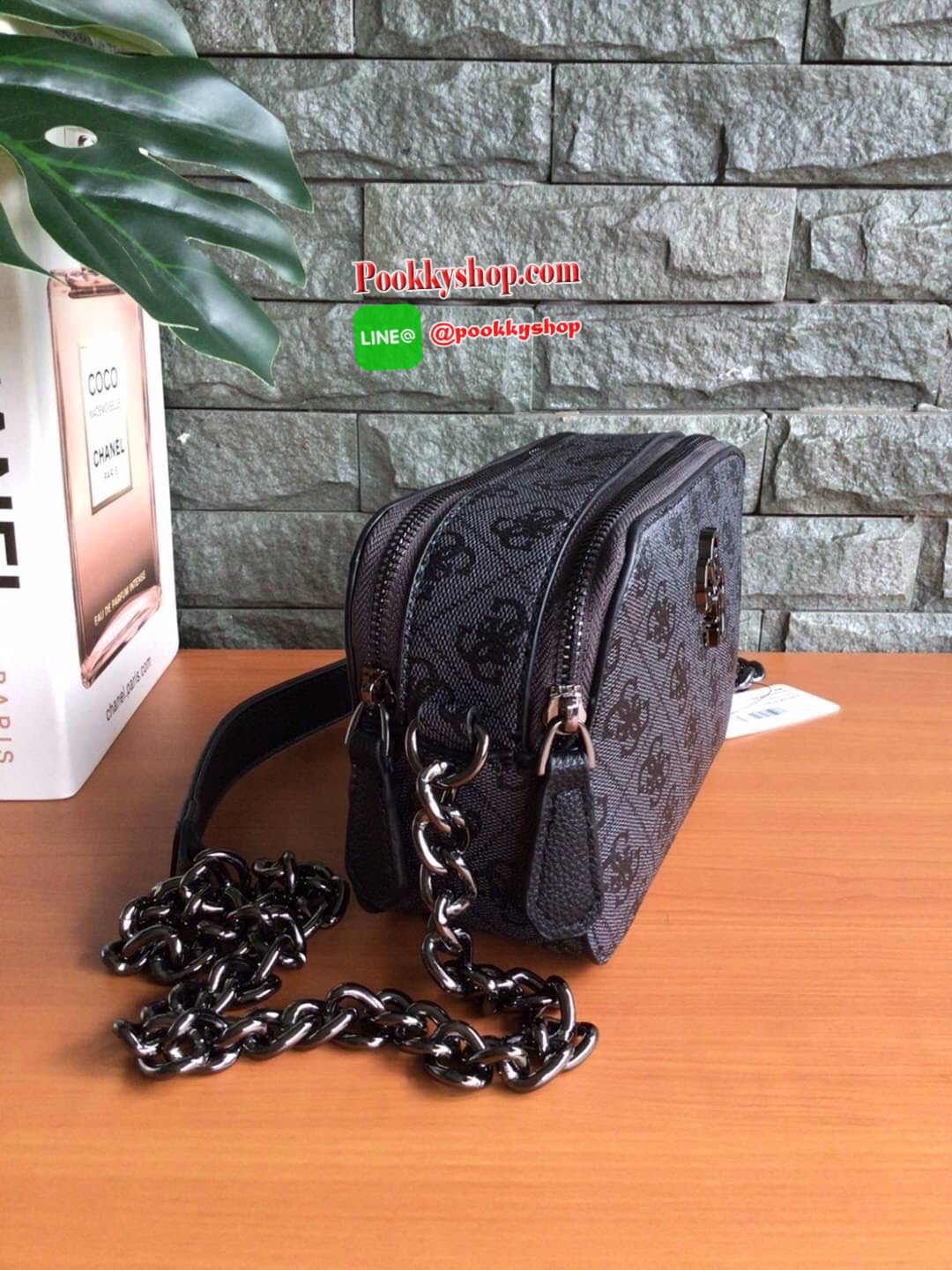GUESS NOELLE CROSSBODY CAMERA BAG กระเป๋าสะพาย Crossbody รุ่นยอดนิยมหนังเรียบ และ หนังลาย Signature แบรนด์รอบใบ สวยอยู่ทรง ขนาดกำลังดี ด้านหน้ามีโลโก้แบรนด์ เปิดปิดด้วยซิปสะดวกใช้ แบ่งเป็น 2 ช่องซิป ภายในมีโลโก้ซับในลายแบรนด์ ภายในแยกเป็นสัดส่วนใช้งาน ใส่
