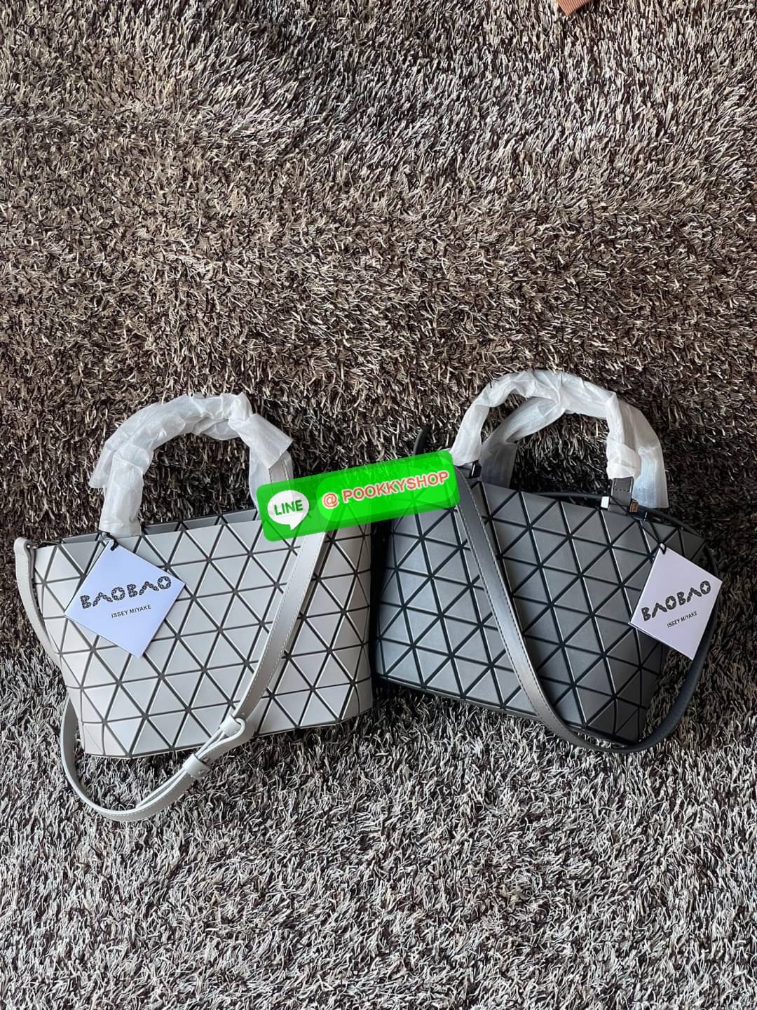 💕BAO BAO ISSEY MIYAKE MATTE CRYSTAL SMALL TOTE เป็นกระเป๋าทรงโท้ทที่มีความพิเศษด้วยการออกแบบแผ่นสามเหลี่ยมแบบใหม่จัดเรียงต่อกันในแนวตั้งเสริมกระเป๋าให้ดูหรูหรา ทันสมัย และดูมีเอกลักษณ์เป็นของตัวเอง อีกทั้งยังมีโครงสร้างฐานตาข่าย นอกจากช่วยให้กระเป