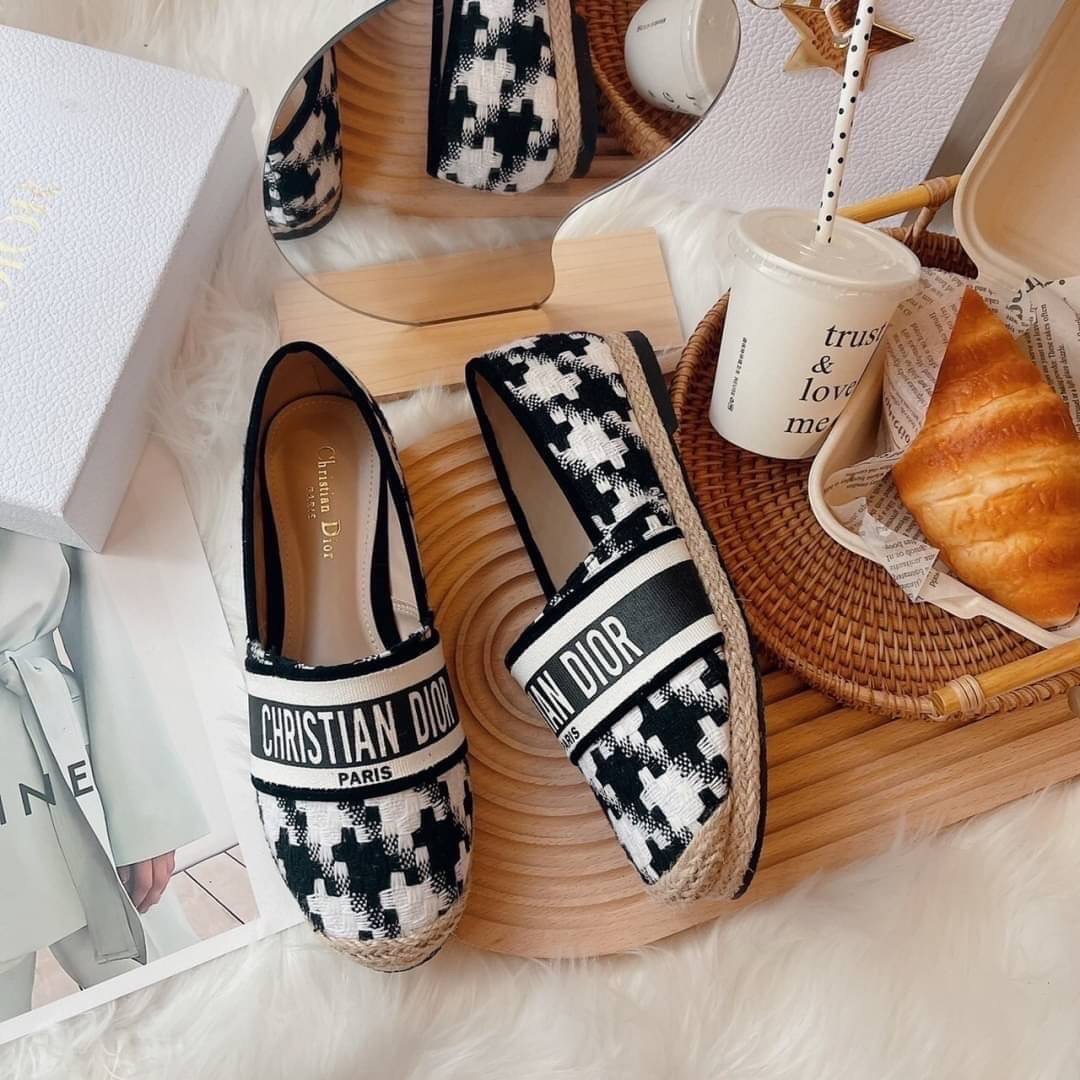 งานเข้าใหม่ พร้อมส่ง แบบใหม่ เพิ่งเข้า สลิปออนงานปอ Dior ลายใหม่ ชิโนริ ลายผ้าน่ารักมาก งานดี ปั้มแบรนด์