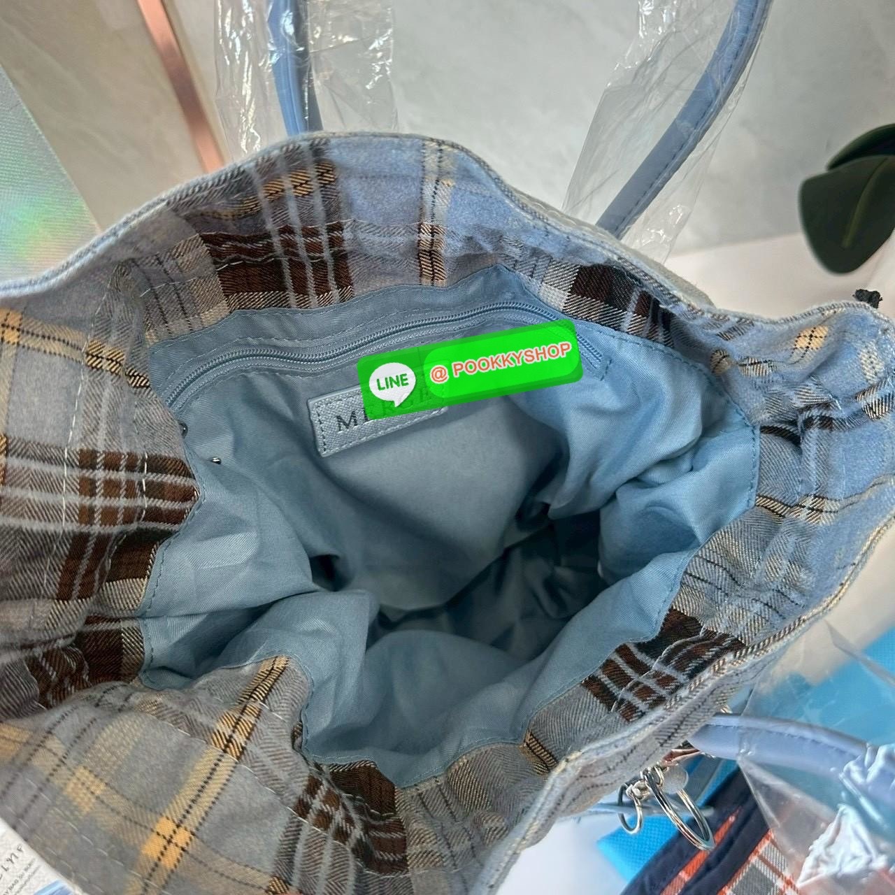 A Day Bag Mini’ in suede กระเป๋าหนังกลับเนื้อเนียน สายเกาหวานปนเท่ MERGE คอลเลกชันพิเศษ ดีไซน์เก๋พร้อมพวงกุญแจลายพิเศษ เข้าเซ็ตสุดคุ้ม!ใบเล็กสามารถ พกพาง่าย น้ำหนักเบา กระเป๋าหูรูดด้านใน ผลิตจากผ้าลายสก็อต ตัวกระเป๋ามี Snap ด้านข้าง ที่สามารถพับปีกกระเป๋า