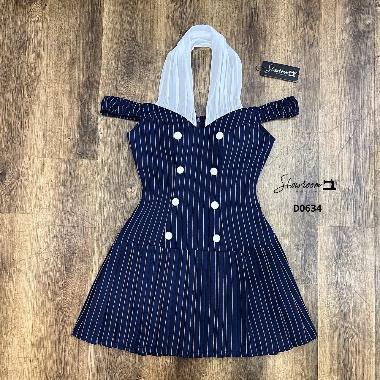 เดรสแฟชั่น เดรสสีกรมลายทางตัดต่อผ้าสีขาวคล้องคอ เดรสทรงเกาะไหล่แต่งสมอค