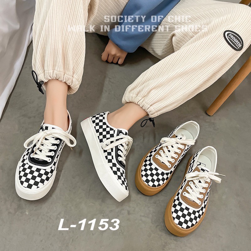 New in ‼️ ไอ้ต้าวความเท่ห์ จึ้งมาก 😍 ไอเท็มเด็ด ประจำวันนี้ค่า👍 รองเท้าผ้าใบแฟชั่น แนวสตรีท ลายตารางหมากรุก สุดฮิต สวมง่าย แมทช์ชุดได้ทุกแนว หล่อทึ่ง สวยจึ้ง แนะนำเลยจ้า