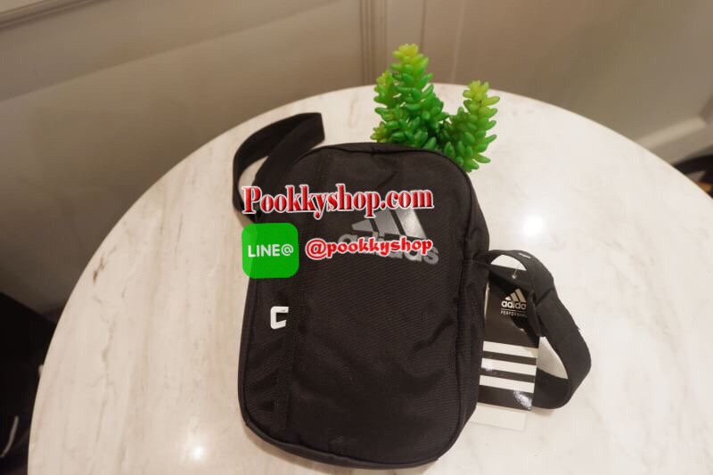 Hot item!! ADIDAS CROSSBODY SHOULDER SPORT BAG กระเป๋าสะพายข้างทรงสปอร์ต เท่ห์ๆ สามารถใช้ได้ทั้งด้านหน้าและด้านหลัง วัสดุผ้าแคนวาส ทนทาน ด้านหน้าตกแต่งเป็นช่องซิปเล็กสำหรับเก็บของจุกจิก สายสะพายสามารถปรับได้ จะสะพายไหล่ หรือสะพายข้างเท่ๆไปเที่ยวก็ได้หมดจบ