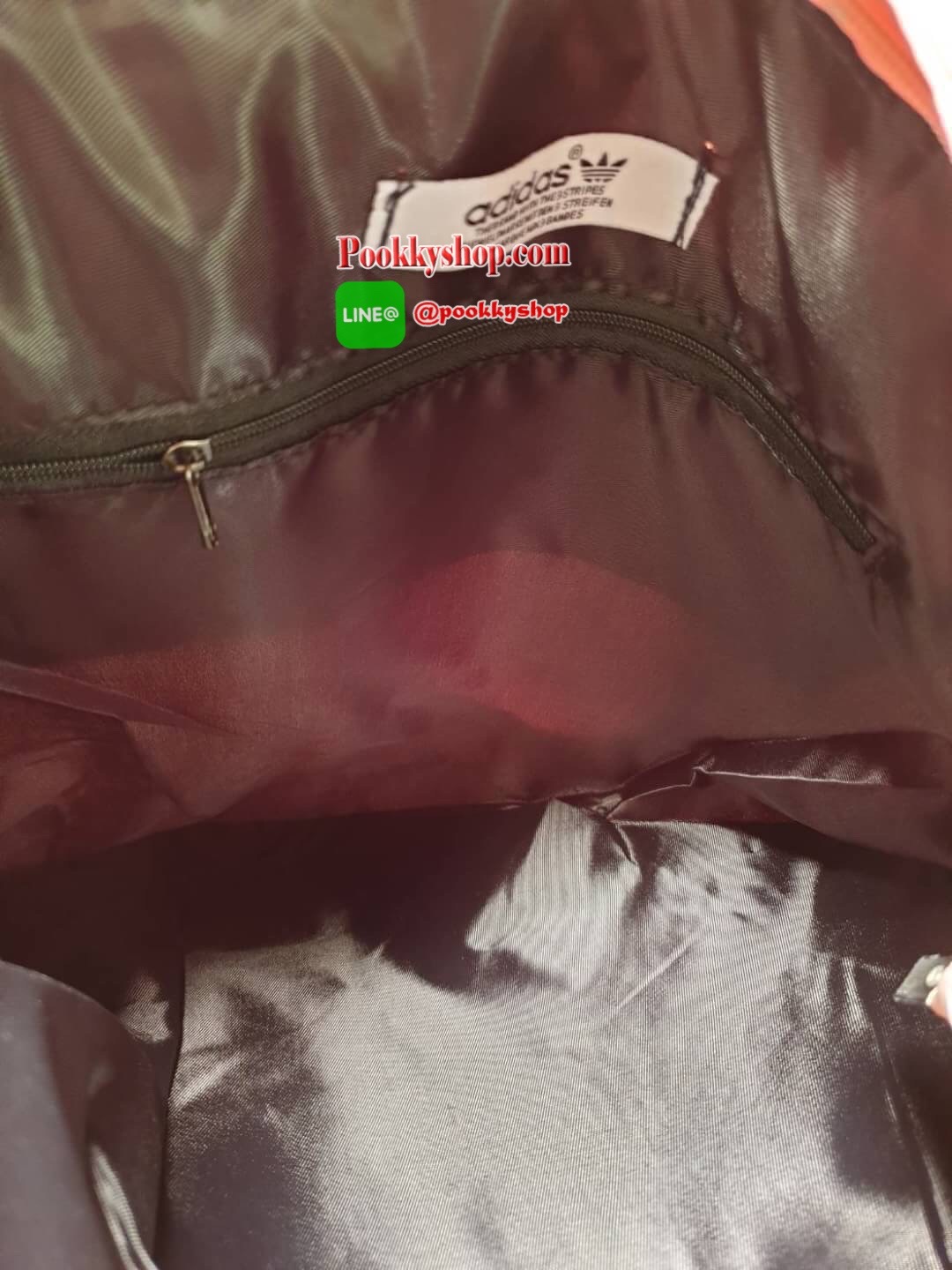 adidas shopping bag ลายปัก กระเป๋าถือด้านหน้าปักโลโก้แบรนด์ รุ่นนี้เปิดปิดด้วยช่องซิป ด้านหลังเรียบ ขนาดกำลังดี วัสดุกันน้ำ รุ่นนี้ใส่ของได้เยอะค่ะ คุ้มๆ กับสาวก adidas แบบสปอร์ต อย่าพลาดน๊า