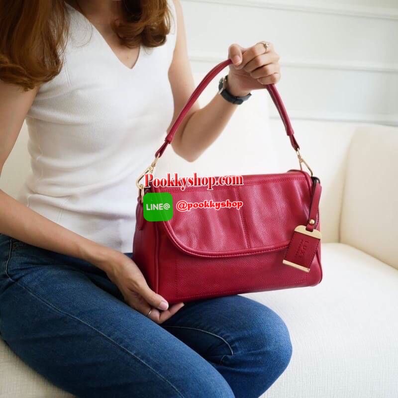 LUXE อีกหนึ่งรุ่นที่ขายดีมากๆ กับช่องการใช้งานที่รับรองว่าถูกใจค่ะ Regular city bag มาพร้อมสายสะพาย 2 เส้น สายสั้นบุนุ่มไหล่ สะพายแล้วไม่ปวด สายยาวปรับระดับได้ มาพร้อมช่องใช้งานที่จัดระเบียบของอย่างดี หนังเป็นทรงตั้งได้