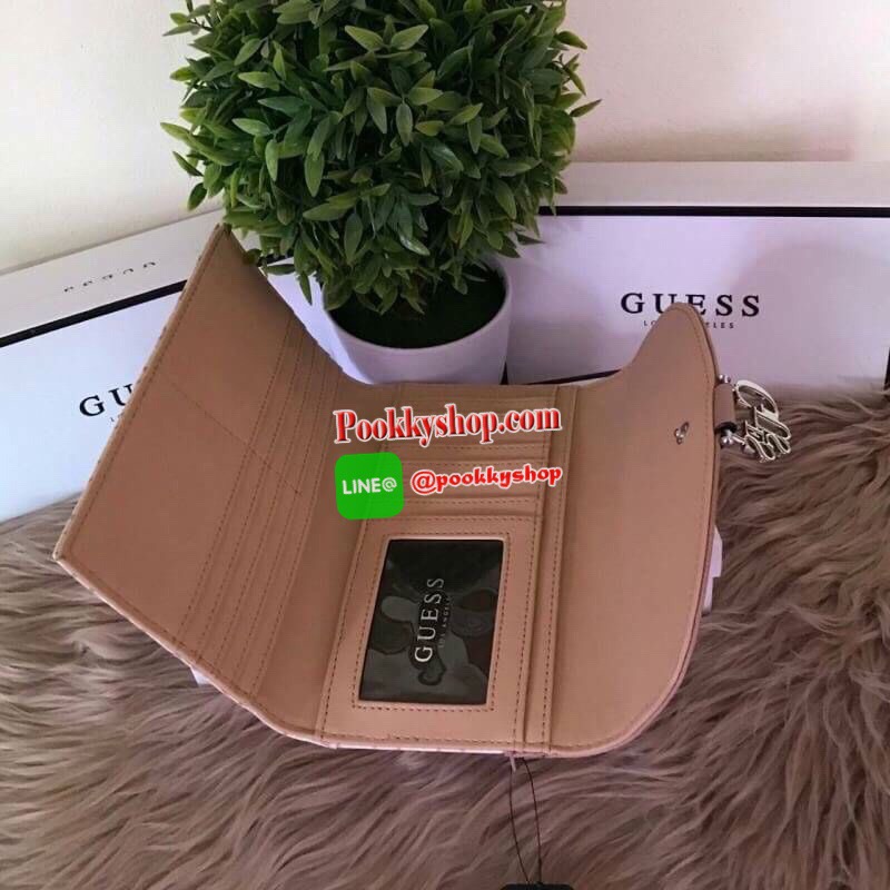 Guess leather wallet กระเป๋าสตางค์ใบกลาง ด้านหน้าแต่งโลโก้แบรนด์โลหะสวยหรูลายซิกเนเจอร์ของแบรนด์ ภายในมีช่องใส่ธนบัตร บัตรต่างๆ ช่องใส่รูป มีช่องยาว 3 ช่อง ใส่ธนบัตร ด้านหลังมีช่องซิปใส่เหรียญ ปิดเปิดใช้งานสะดวก ถือถนัดมือ ขนาดกำลังพอเหมาะ ดีไซร์หรูสวยงาม