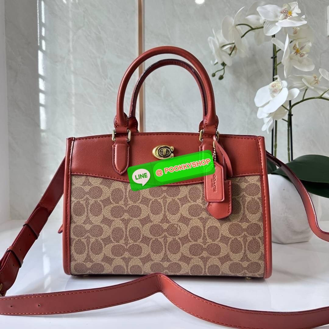 COACH BROOKE CARRYALL 28 (CE733) กระเป๋าถือหรือสะพายข้าง สุดหรู ลุคคุณนาย ให้วัสดุแคนวาสตัดหนังแท้ ภายในกว้าง แบ่งช่องเป็นสัดส่วน มีช่องซิปตรงกลาง สายสะพายถอดออกได้ จะถือหรือสะพายแมทซ์ได้หลายลุคเลยค่ะ