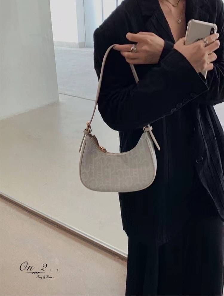 💥💥NEW Arrival 💥💥 Korean Style bag กระเป๋าสะพายไหล่ทรงวินเทจ สุดเก๋♥️ วัสดุเป็นผ้ายีนส์สีฟ้าอ่อนมีลาย น้ำหนักเบาใส่ของได้เยอะ สายสะพายสามารถปรับความยาวได้ค่ะ