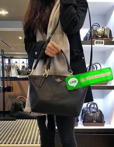 Coach F36675 Pebble Leather Satchel สีแดงหรูหรา | หนังแท้ | ทรงซิปบน | ใบใหญ่จุใจ❤️ สะดุดตาทุกมุมมองกับ Coach F36675 ใบใหญ่ทรงซิปบนที่ใช้งานได้ทุกวัน หนังแท้สัมผัสนุ่ม สีแดงหรูโดดเด่น ตัดกับฮาร์ดแวร์ทองอย่างลงตัว ใส่ของได้จุใจ ทั้งกระเป๋าสตางค์ มือ