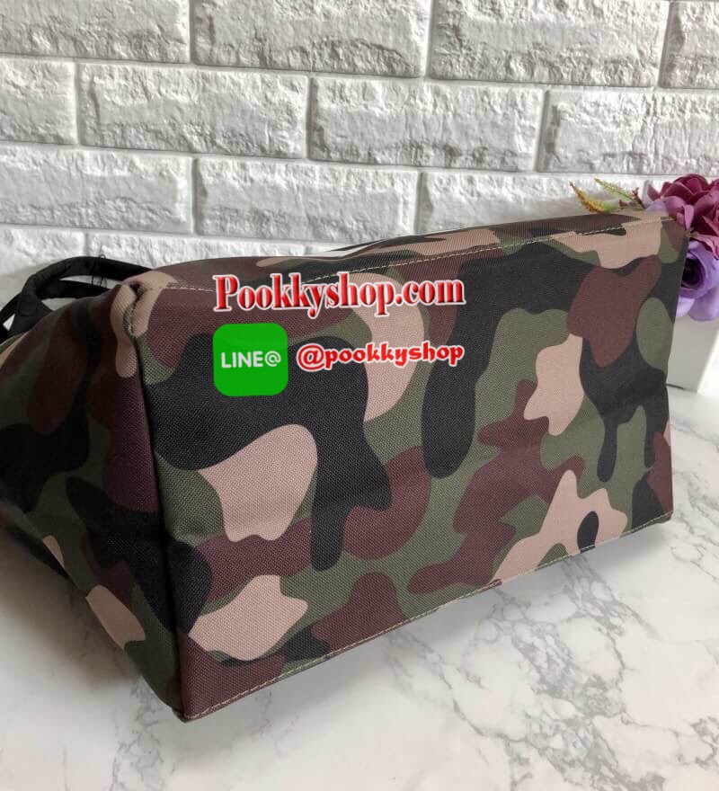 New !!! Calvin Klein Mediem Tote Bag พร้อมส่ง สินค้ารุ่นหายากค่ะ!!! กระเป๋าถือทรง tote วัสดุผ้าอย่างดี ด้านหน้าสกรีนโลโก้แบรนด์อย่างดีนะค่ะ!!! มีช่องซิปยาว ช่องกว้างใส่ของจุค่ะ. เปิดปิดกระะป๋าแบบซิป หัวซิปปั้มแบรนด์ค่ะ ภายในกระเป๋าโล่งกว้างมากค่ะ มีช่องซิ