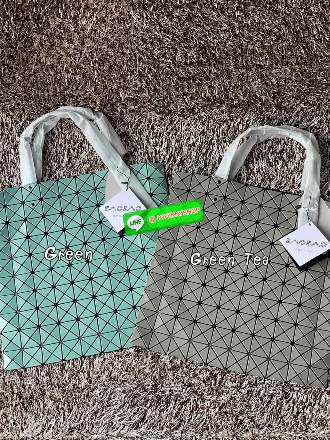 Baobao Issey Miyake Prism Frost ToTe Bag ซีรีส์ที่มีความแวววาวนุ่มนวลและมีลวดลายคล้ายเกรนของผ้าเพื่อสร้างลุคที่มีเท็กซ์เจอร์ กระเป๋าโท้ตที่มีให้เลือกอย่างหลากสี มีกระเป๋าซิปด้านในที่สามารถเก็บของมีค่าได้อย่างปลอดภัย เช่น บัตรโดยสารประจำและกุญแจ กระเป๋าโท้