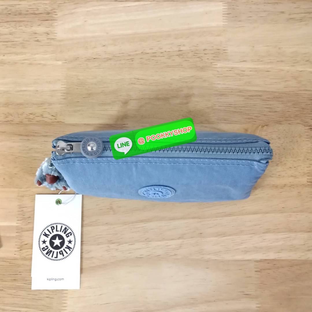 Kipling Creativity Large Pouch วัสดุ Nylon 100% กระเป๋าคล้องมือขนาดพอเหมาะ 7.25 นิ้ว พกพาสะดวก เปิด-ปิดด้วยซิปเดียวใช้งานง่าย ด้านในมีช่องกว้าง 2 ช่องและช่องซิปเล็กตรงกลางอีก 1ช่อง ใช้งานได้สะดวก สามารถใส่มือถือ 7.5 นิ้วได้ กุญแจรถ ธนบัตรได้ ล็อตนี้มาพร้อ